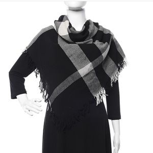 BURBERRY
Merino Wool House Check Square Scarf